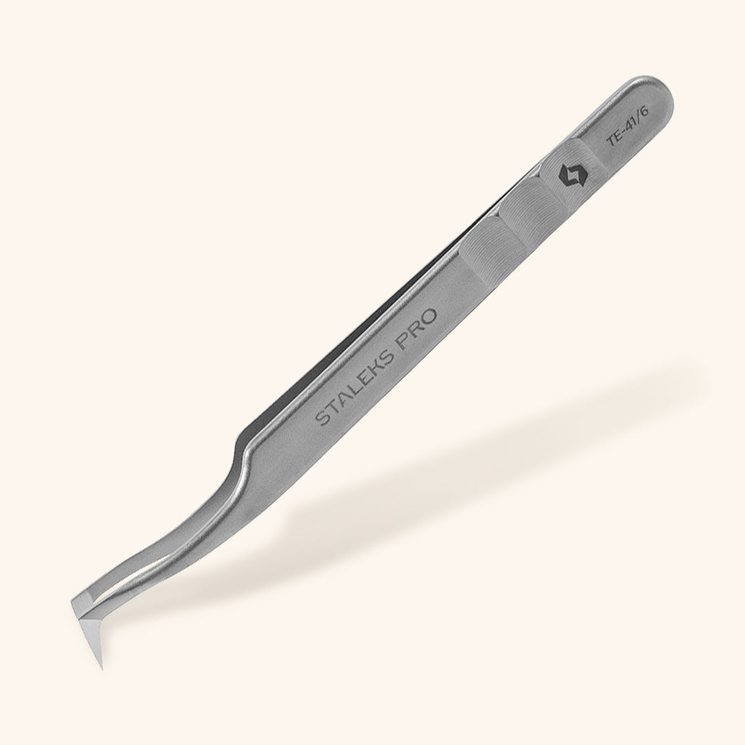 Mega volume lash tweezers with wide boot tip