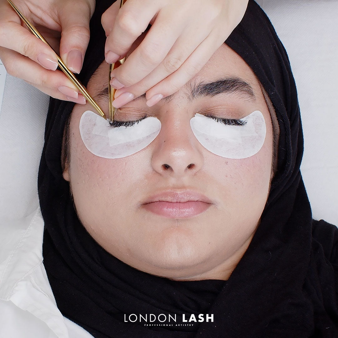 Lash extension training program featuring classic, hybrid, and speedy volume techniques on a laptop screen.